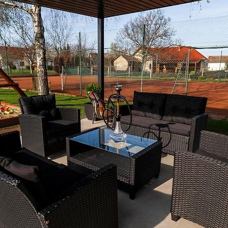 Tennis Guesthouse Ordacsehi エクステリア 写真