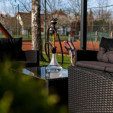 Tennis Guesthouse Ordacsehi エクステリア 写真