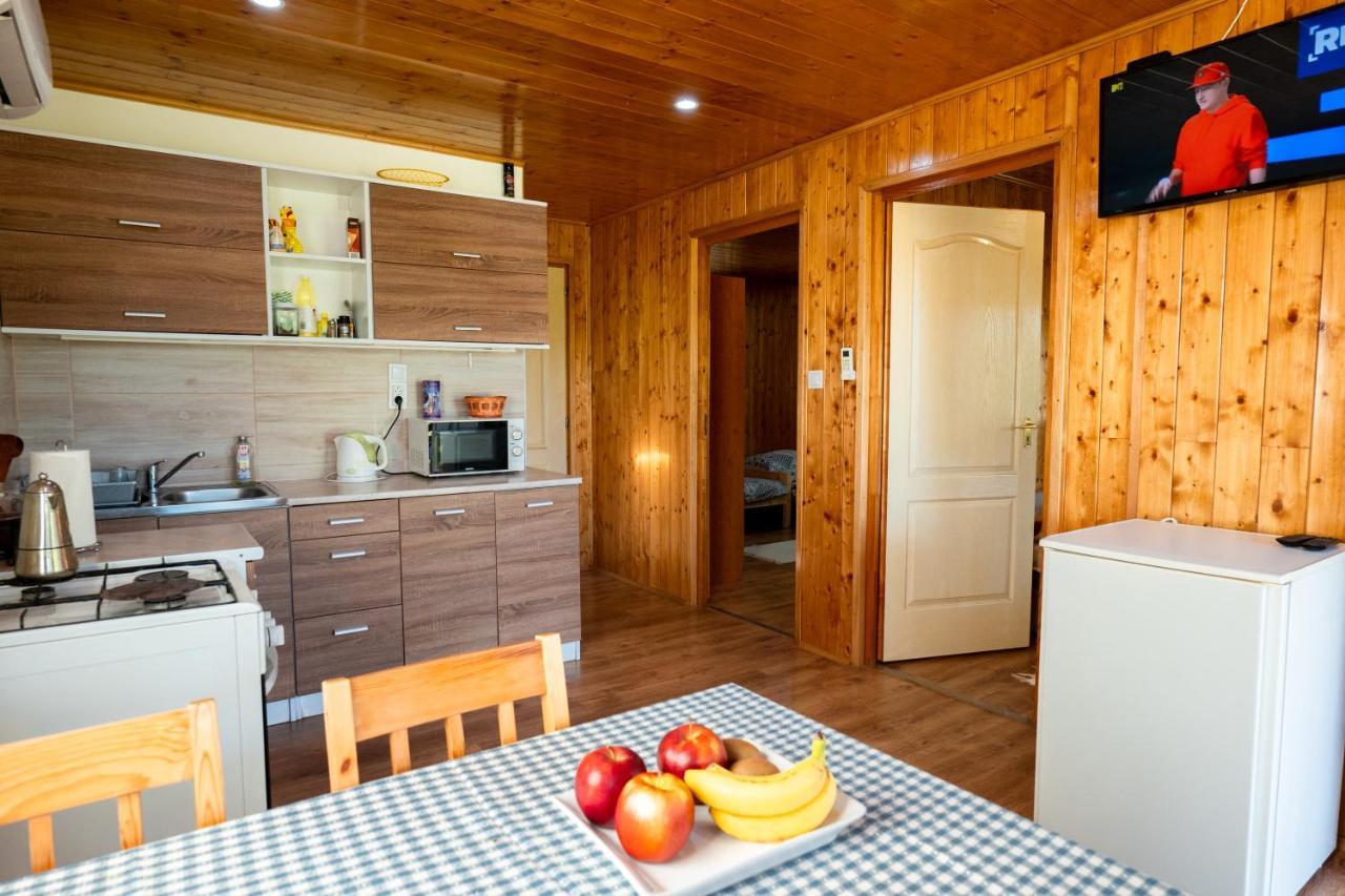 Tennis Guesthouse Ordacsehi エクステリア 写真