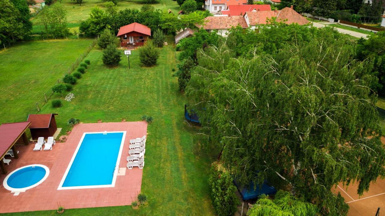 Tennis Guesthouse Ordacsehi エクステリア 写真