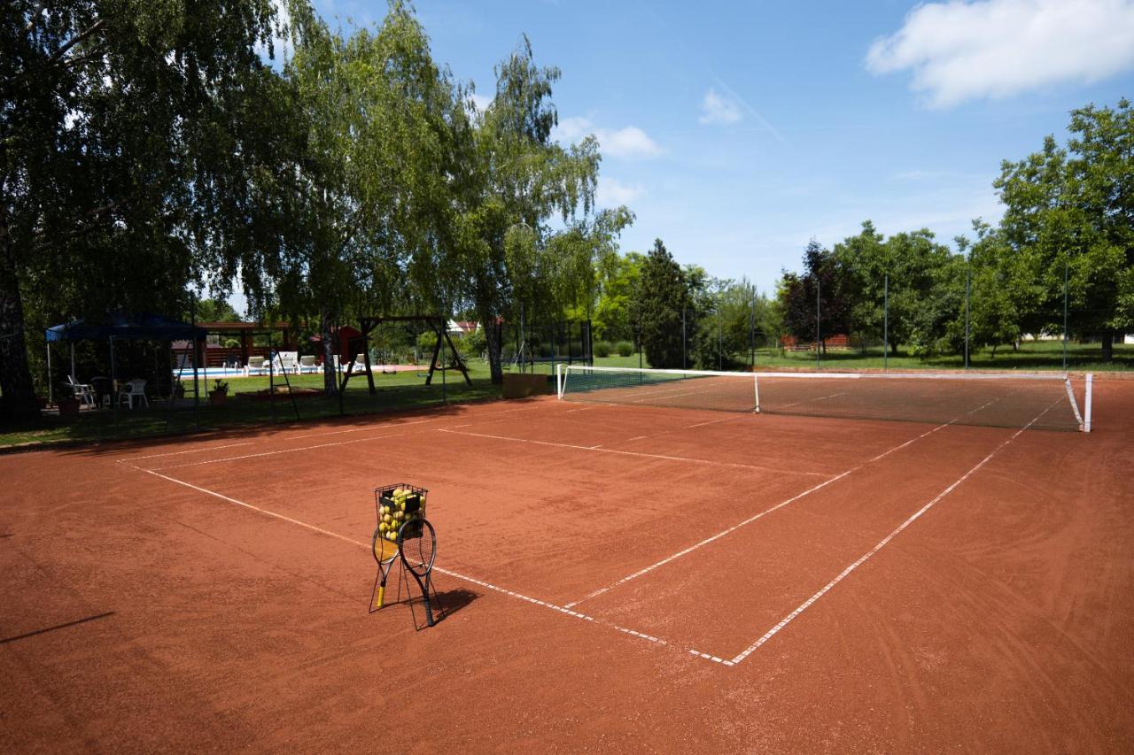 Tennis Guesthouse Ordacsehi エクステリア 写真